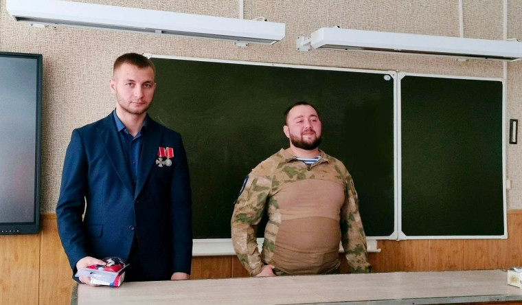 Сегодня в нашей школе состоялся урок, посвященный мужеству и патриотизму.